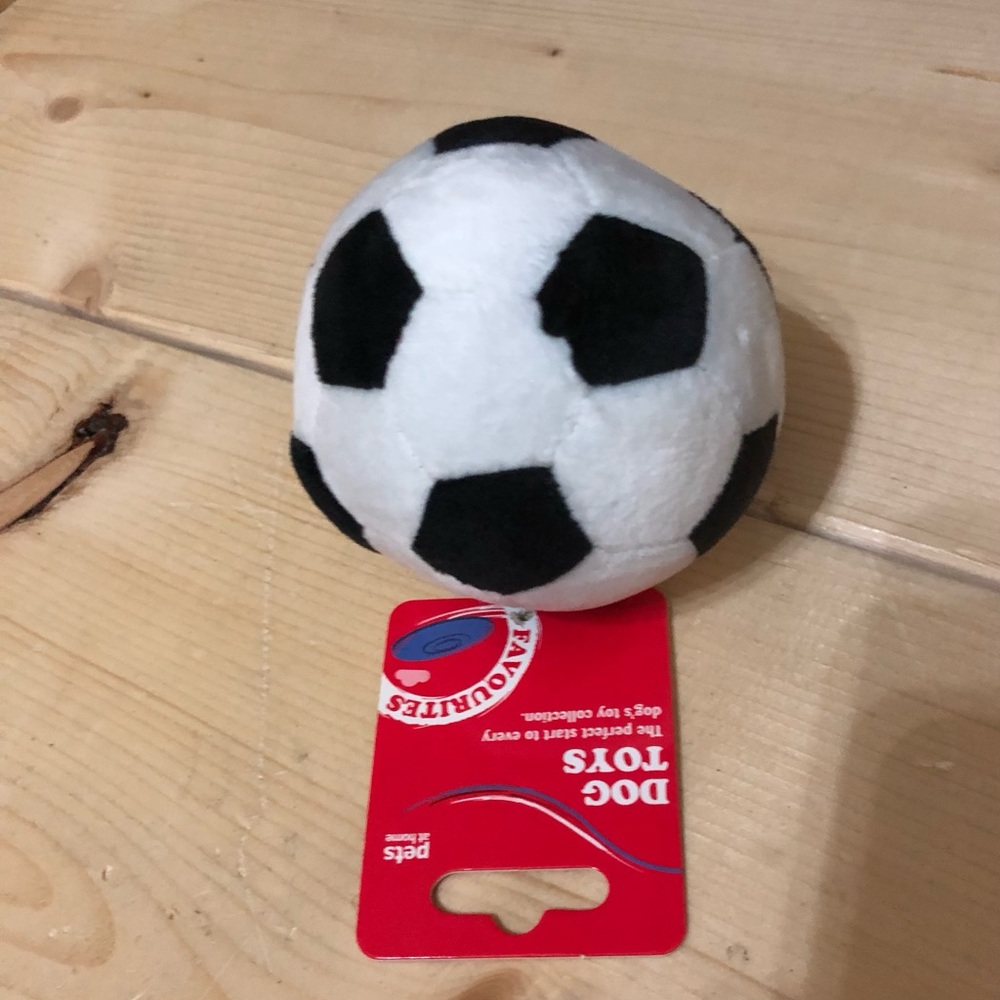 3/$15❤️Favorites squeaky soccer ball dog toy New with tags diameter 3.5”